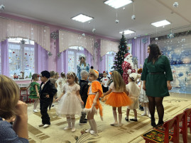 Утренник новогодний в средней группе Утренник новогодний в средней группе.
